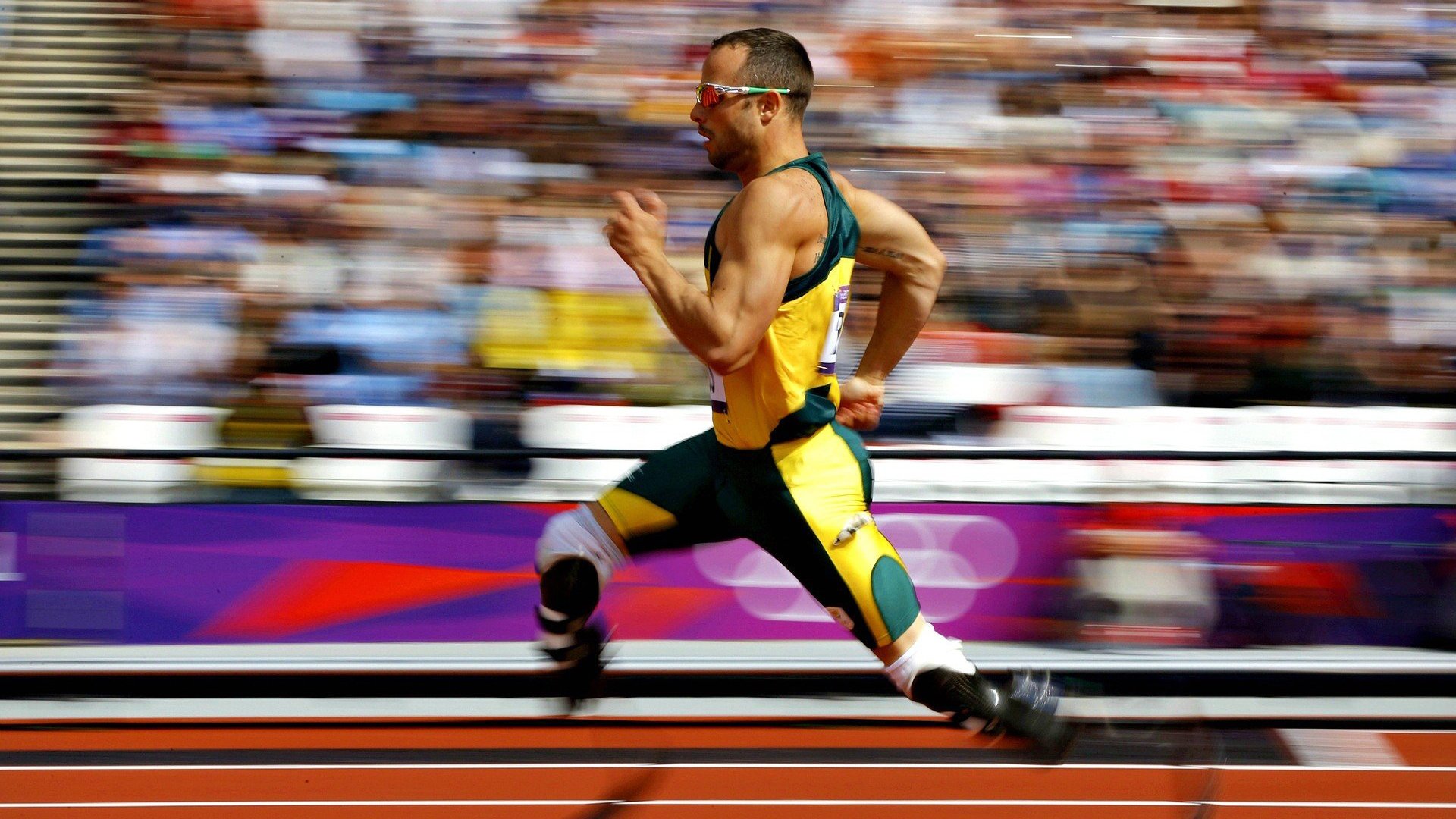 赛道剧本外，阿斯顿马丁的绝对统治与佩雷兹的横空出世